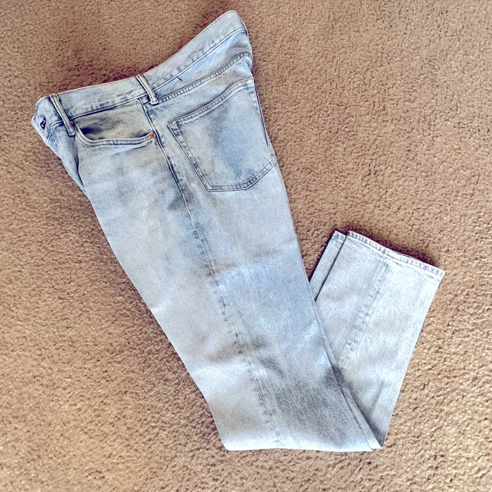 Acid washed Men’s denim jeans ! Perfect closet staple!